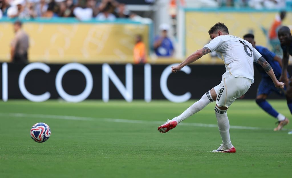 格纳布里传射建功助拜仁3比1胜葡萄牙体育